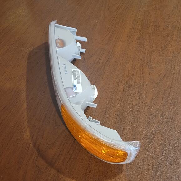 99-02 Chevy Silverado 00-06 Suburban 02-06 Tahoe Left Signal Light 332-1678L-US - Picture 7 of 13